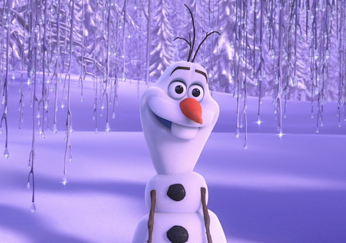 Olaf dans la neige qui regarde avec beattitude quelque chose, il a l'air un peu beta